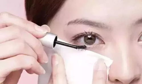 如何让睫毛膏打造出的睫毛看起来既纤长又浓密？秘诀在这里！ 1