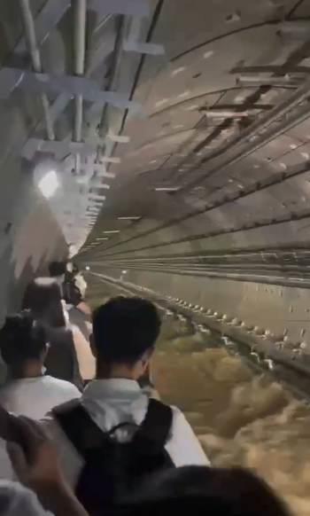 暴雨侵袭郑州地铁后：掌握进水自救技巧，关键时刻能救命 3
