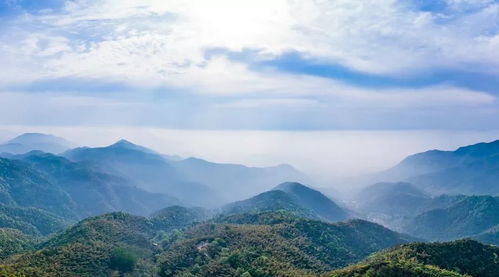 《两岸青山对峙间，孤帆自日边悠然至》翻译是什么 2