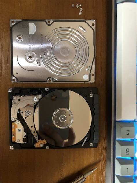 揭秘：如何安全拆取硬盘内强力磁铁的实用技巧 3