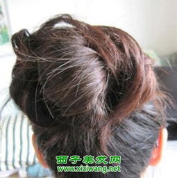 怎样详细图解蓬松发型的扎法？ 1
