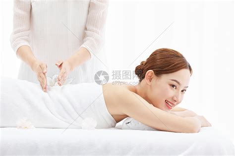 揭秘女性SPA精油按摩的绝美手法与步骤，尽享奢华放松之旅 3