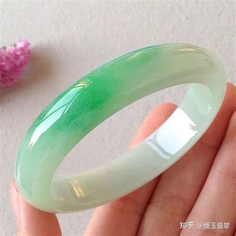 挑选翡翠手镯的绝妙技巧 2