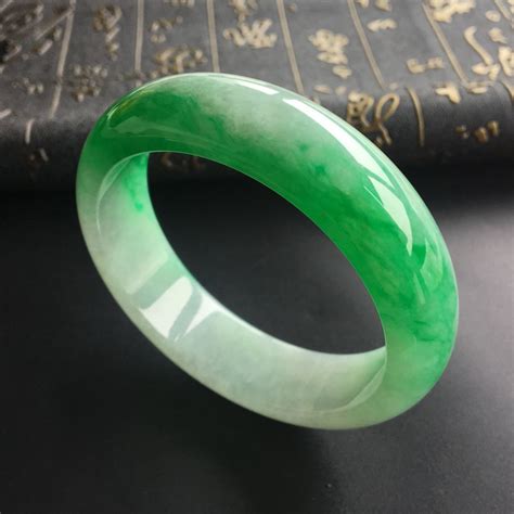 挑选翡翠手镯的绝妙技巧 3