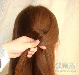 韩式麻花辫新玩法：斜扎发创意编扎教程，打造独特发型魅力 1