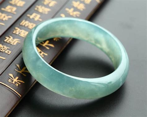 挑选翡翠手镯的绝妙技巧 4