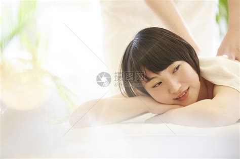 揭秘女性SPA精油按摩的绝美手法与步骤，尽享奢华放松之旅 2