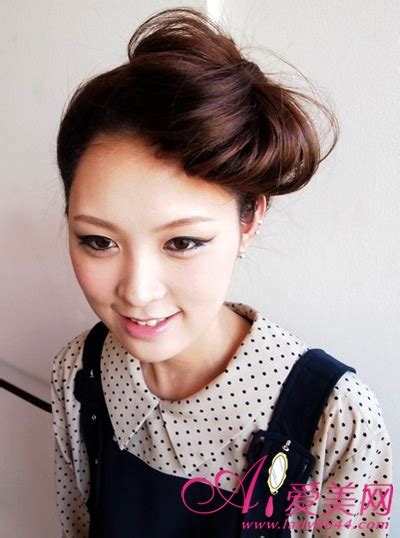 轻松学会花苞头扎法，打造甜美可人发型 3