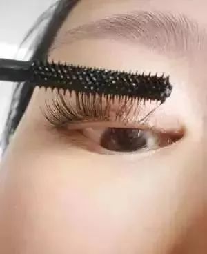 掌握睫毛膏使用技巧：如何高效刷涂睫毛膏 1