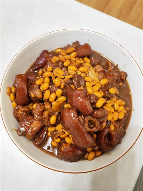 美味秘籍：家常猪蹄炖黄豆的烹饪艺术 1