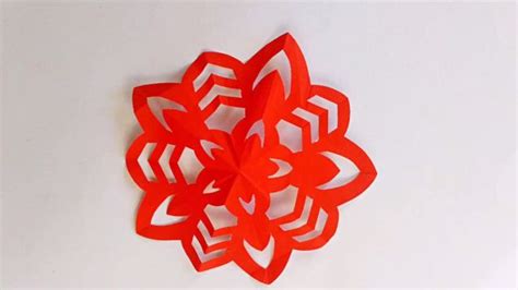 制作四角窗花的剪纸技巧 5
