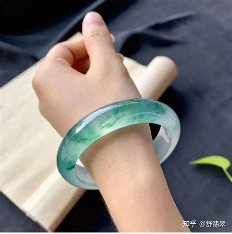 挑选翡翠手镯的绝妙技巧 1