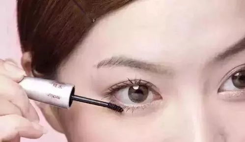 如何让睫毛膏打造出的睫毛看起来既纤长又浓密？秘诀在这里！ 2