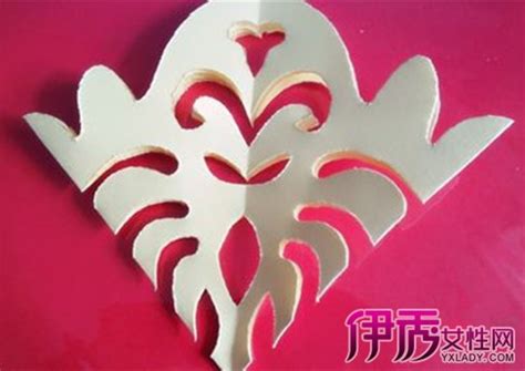 制作四角窗花的剪纸技巧 4